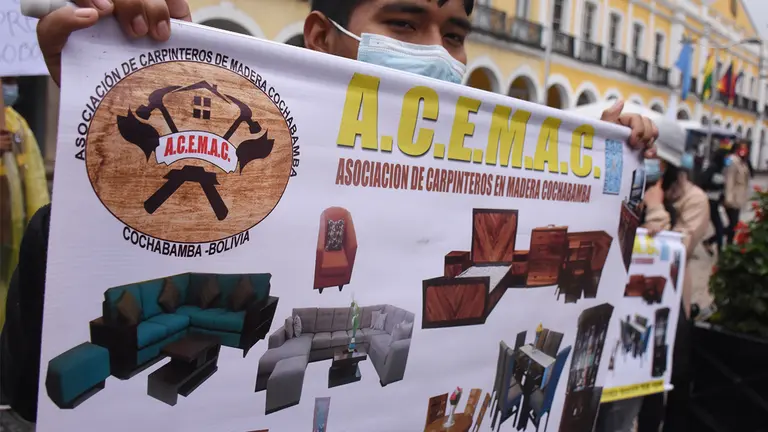 Un carpintero durante una protesta en la plaza 14 de Septiembre.	           DICO SOL&Iacute;S