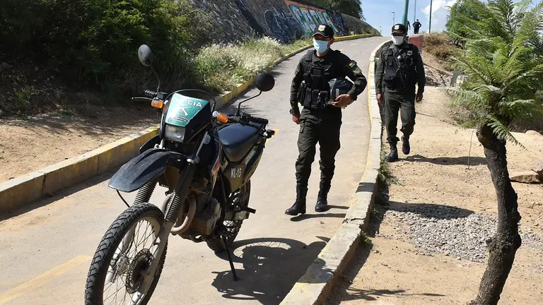 Polic&iacute;as en un sendero que conduce al Cristo de la Concordia.	      No&Eacute; Portugal