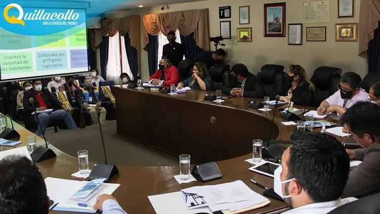 Las autoridades durante el taller de capacitaci&oacute;n.          ALCALD&Iacute;A DE QUILLACOLLO