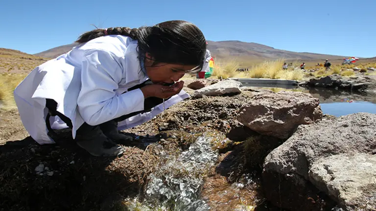 Una ni&ntilde;a boliviana bebe agua del Silala. ARCHIVO