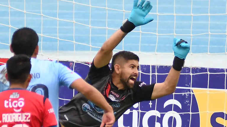 El arquero Luis C&aacute;rdenas ataja en el cl&aacute;sico cochabambino.