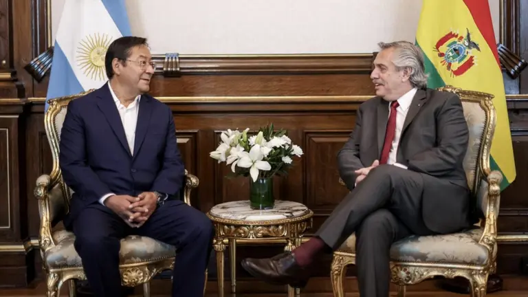 El presidente del Estado, Luis Arce (i), junto a Alberto Fern&aacute;ndez, mandatario argentino. Ambos se reunieron en la Casa Rosada, en Buenos Aires. PRESIDENCIA DE LA NACI&Oacute;N ARGENTINA