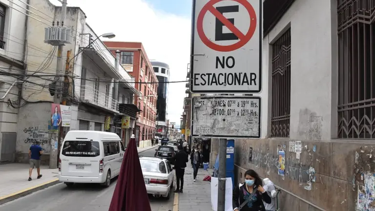 Una calle c&eacute;ntrica de la ciudad con veh&iacute;culos estacionados en &aacute;rea restringida, NO&Eacute; PORTUGAL
