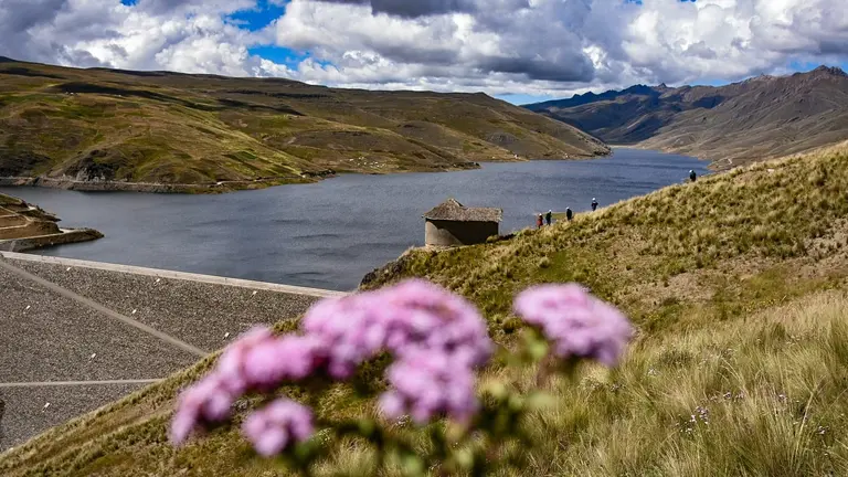 El embalse de agua en la represa Misicuni, este jueves. DICO SOL&Iacute;S