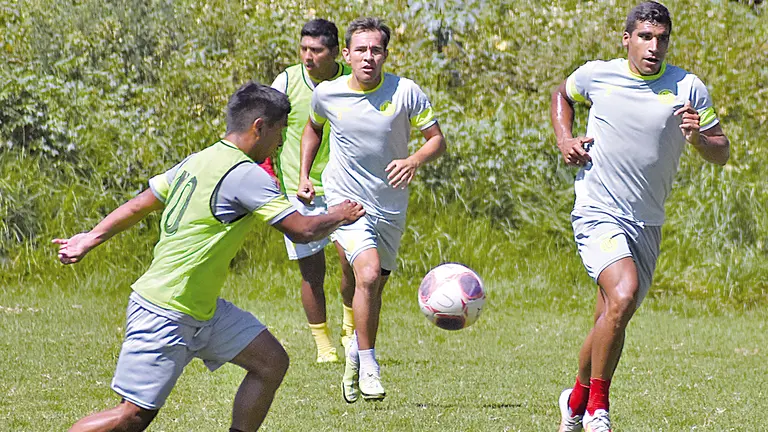 Una sesi&oacute;n de entrenamiento de los jugadores de Universitario de Vinto, antes del match.     DICO SOL&Iacute;S