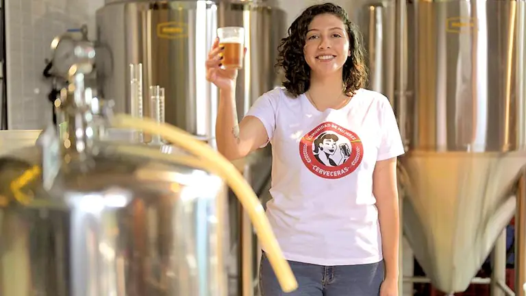 Andrea Aneiva, nacida en La Paz, esta joven productora cinematográfica de profesión, decidió dedicarse plenamente al mundo cervecero. CORTESÍA