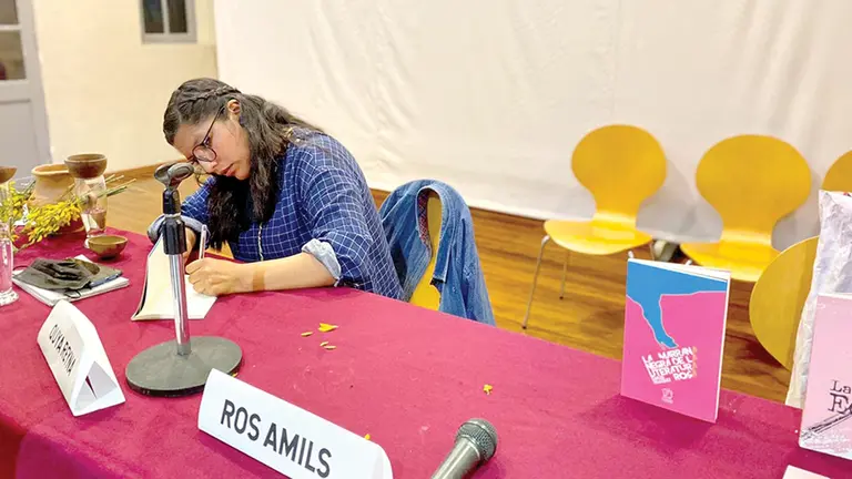 Quya Reina firmando los ejemplares a sus lectores. FABIANA MOLINA