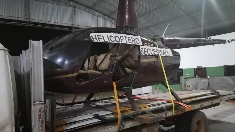 Aparece el zar antidroga y presenta un helic&oacute;ptero secuestrado al narcotr&aacute;fico./ RRSS