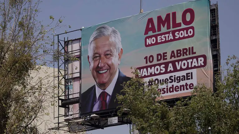 Un anuncio en apoyo a la consulta de revocaci&oacute;n del presidente de M&eacute;xico, Andr&eacute;s Manuel L&oacute;pez Obrador, el 26 de marzo de 2022, en Ciudad de M&eacute;xico. EFE