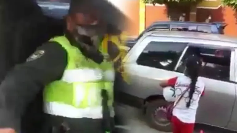 Polic&iacute;a que baj&oacute; a una ni&ntilde;a de un taxi en Santa Cruz es remitido a la Didipi