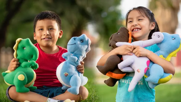 Por D&iacute;a del Ni&ntilde;o ofrecen dinosaurios de peluche para apoyar a j&oacute;venes &lsquo;justicieras&rsquo;