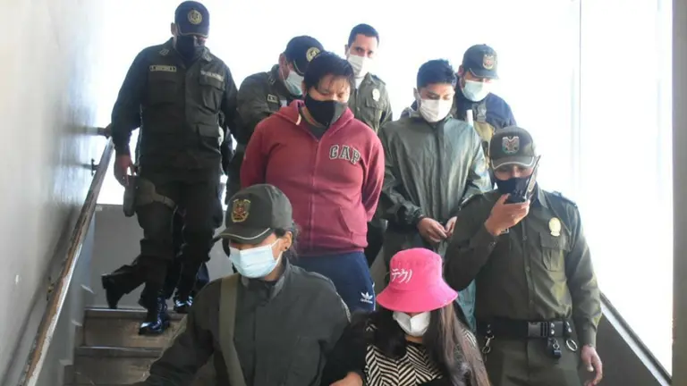 Acusados del asesinato del arquitecto Ariel Rodríguez salen del Tribunal Departamental de Justicia de Cochabamba. DICO SOLÍS