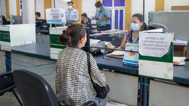 Una ciudadana en oficinas de Recaudaciones de la Alcald&iacute;a de Cochabamba. ALCALD&Iacute;A DE COCHABAMBA