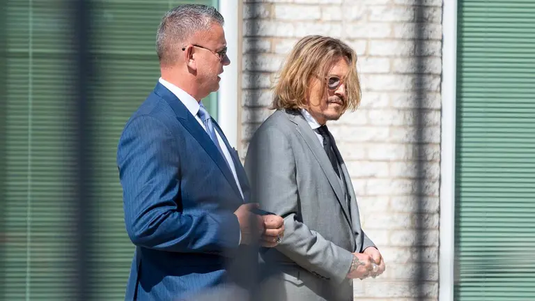 El actor estadounidense Johnny Deep camina fuera del juzgado del condado de Fairfax en Virginia, Estados Unidos, el 11 de abril de 2022. EFE