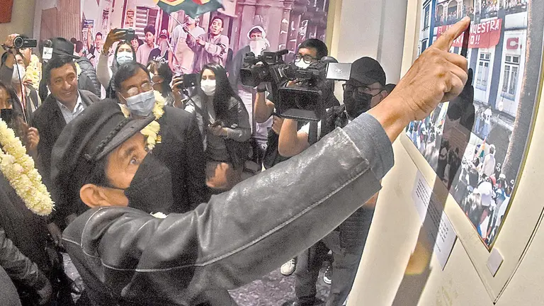 Óscar Olivera señala una fotografía del edificio de los fabriles en el que están los  dirigentes de la Coordinadora. DICO SOLÍS