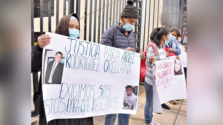 Los padres de Ariel y familiares exigen justicia en puertas del TDJ de Cochabamba. DICO SOLÍS
