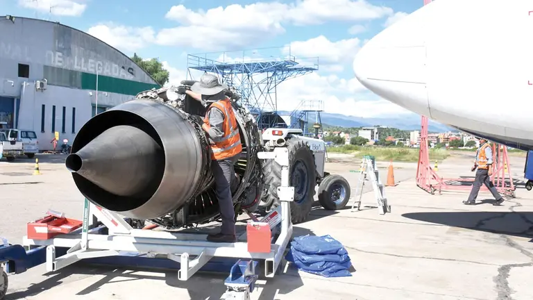 Mantenimiento de una nave en el aeropuerto de Cochabamba. DICO SOLÍS