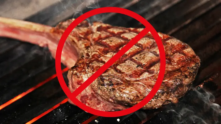 Imagen referencial de un corte de carne roja a la parrilla./ Pixabay