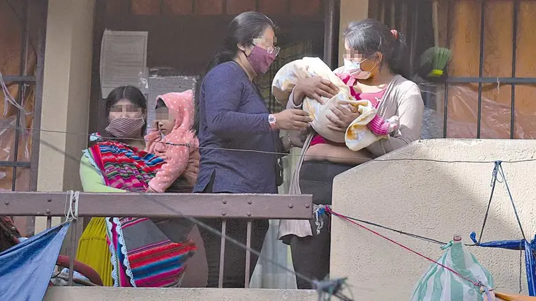 Privadas de libertad cargan a dos menores de edad que los acompañan mientras cumplen su condena. DICO SOLÍS