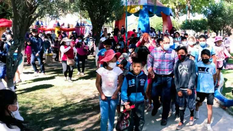 El alcalde de Quillacollo, H&eacute;ctor Cartagena, junto a ni&ntilde;os de su municipio. ALCALD&Iacute;A DE QUILLACOLLO