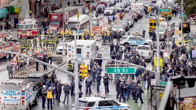 Funcionarios del Departamento de Policía y Bomberos de la ciudad de Nueva York en la escena de un tiroteo múltiple reportado en una estación del Metro, este 12 de abril de 2022. EFE
