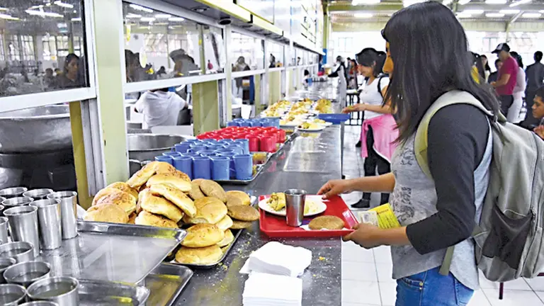 Una estudiante recoge su ración de alimentos en el comedor universitario. DICO SOLÍS