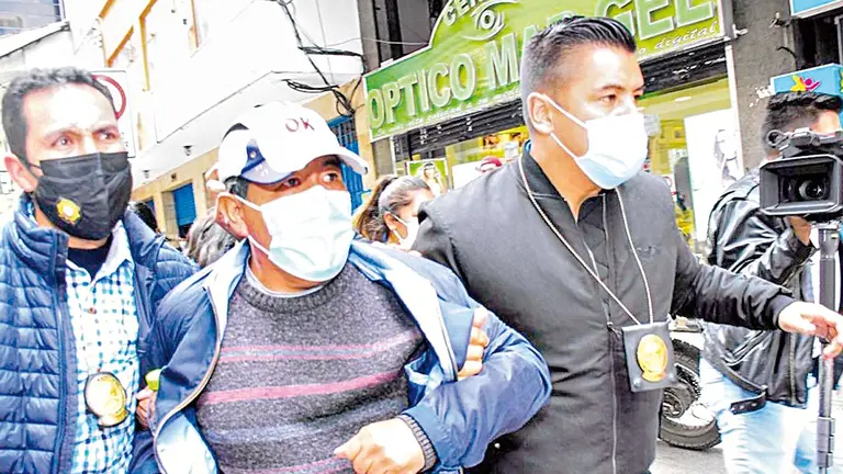 El exjuez Rafael Alcón, aprehendido por liberar a asesino sentenciado. APG