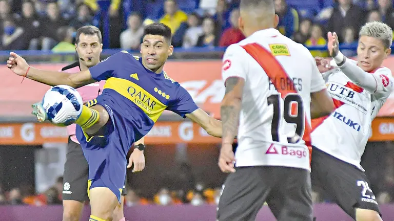 El delantero de Boca Juniors ensaya un remate al arco del Millonario. APG