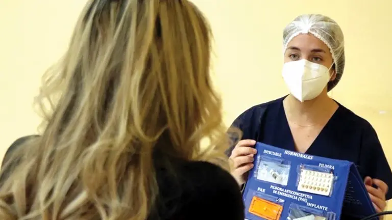 Una mujer recibe informaci&oacute;n sobre m&eacute;todos anticonceptivos. (Archivo)