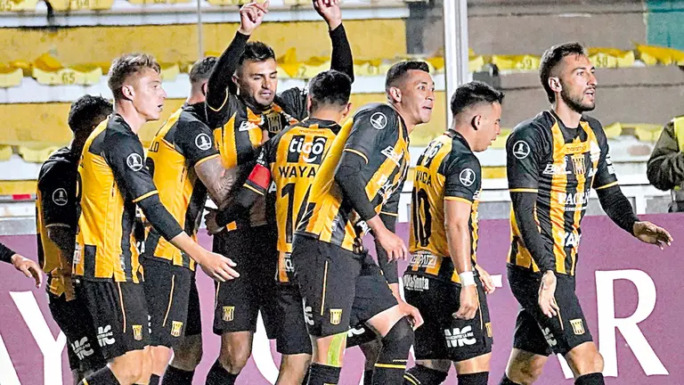 Los atigrados ingresan a la cancha.  APG