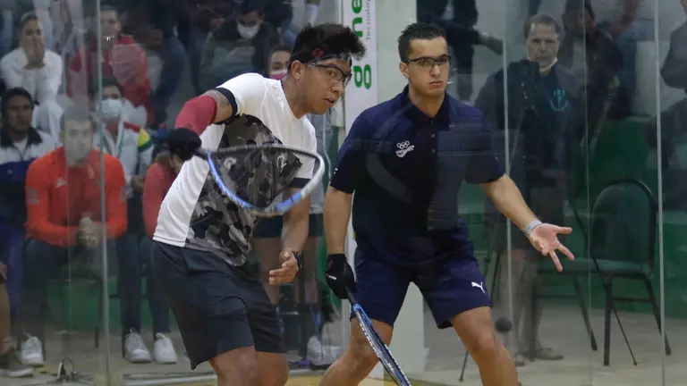 Conrrado Moscoso protagoniza una acción de juego en la final masculina contra Acuña por la Copa Panamericana de raquetbol en Santa Cruz. APG