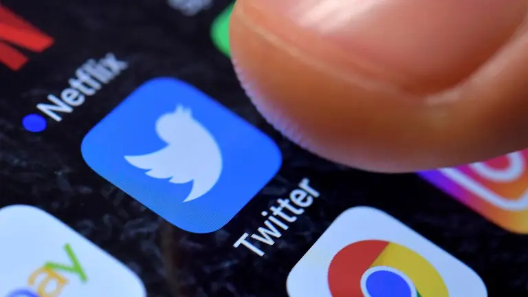 Vista del logo de Twitter en un tel&eacute;fono m&oacute;vil, en una fotograf&iacute;a de archivo./ EFE