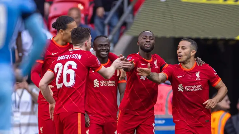 Futbolistas de Liverpool festejan uno de los goles con que superaron 2-3 a Manchester City para avanzar a la final de la FA Cup. Facebook Liverpool FC