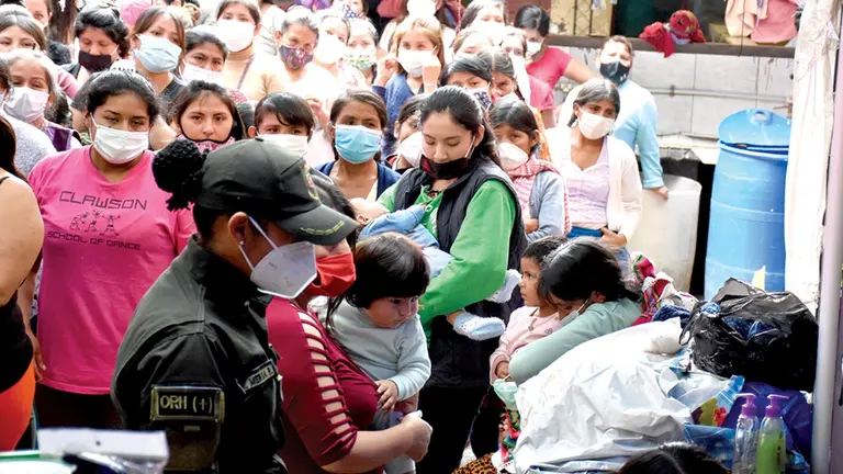 Mujeres y niños en el penal de San Sebastián de Cochabamba.      DICO SOLÍS