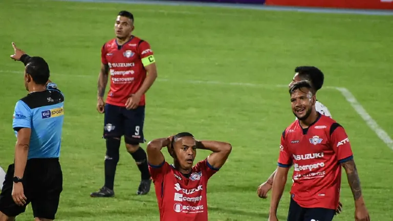 Cristian Ch&aacute;vez (i), Serginho (c) y Andr&eacute;s Ch&aacute;vez (d) expresan la frustraci&oacute;n de Wilstermann despu&eacute;s de un traspi&eacute; en casa. DICO SOL&Iacute;S