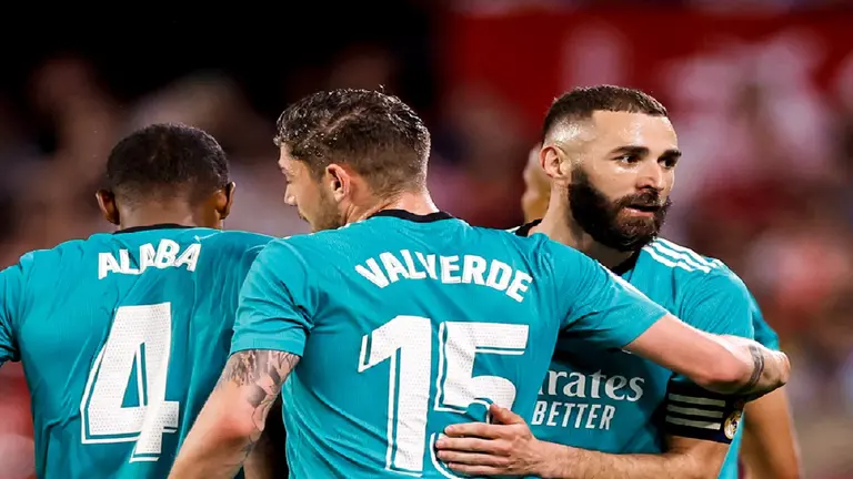 Karim Benzema festeja el gol de la remontada (2-3) del Real Madrid sobre el Sevilla por la Liga Espa&ntilde;ola. Facebook Real Madrid