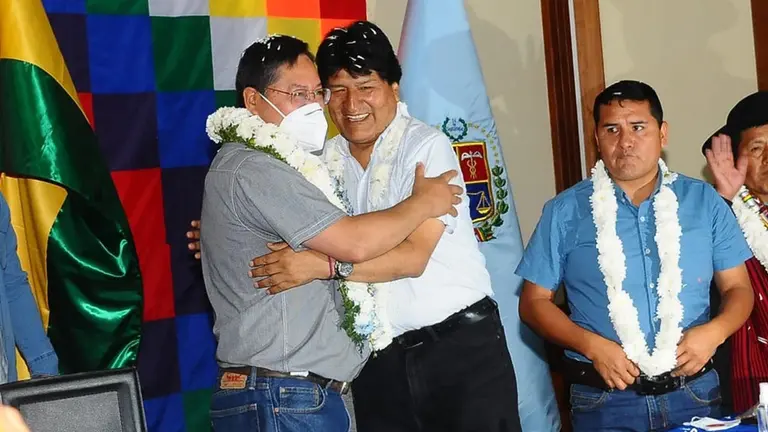 Foto de archivo muestra al presidente de Bolivia, Luis Arce Catacora abrazando al expresidente Evo Morales en un ampliado del MAS, en Cochabamba. NOÉ PORTUGAL.