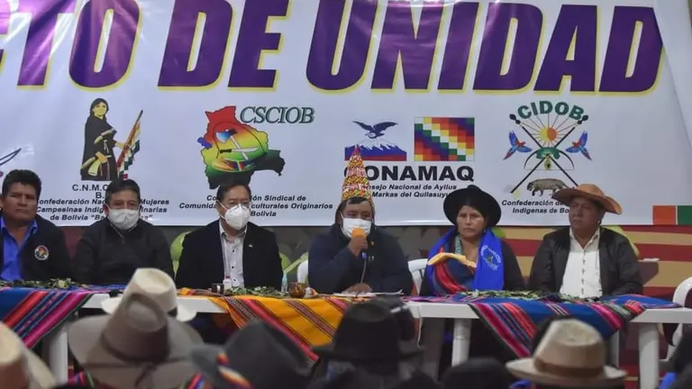 Luis Arce (tercero de izquierda a derecha) y David Choquehuanca, en la reuni&oacute;n con el Pacto de Unidad. APG