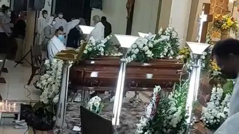 Misa de cuerpo presente del fray Wilberth Daza en la iglesia San Francisco. Foto: captura video
