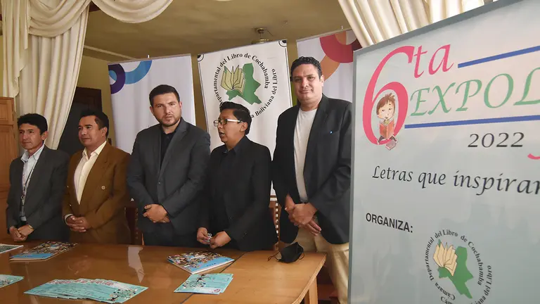 Organizadores de la Expolibro y autoridades de la Alcald&iacute;a de Cochabamba.     NO&Eacute; PORTUGAL