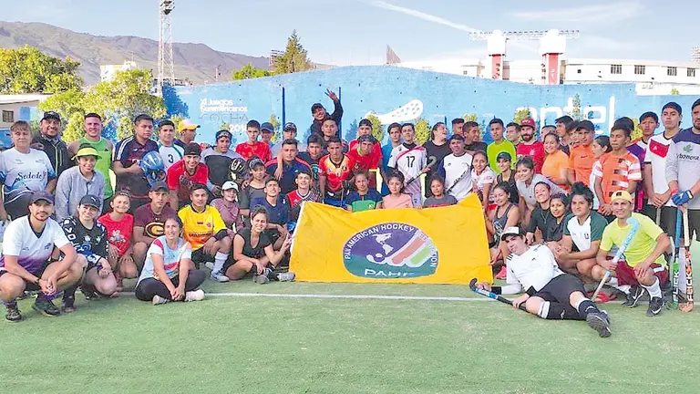 Los jugadores de la Selecci&oacute;n U-18 y Mayores, en la Llajta.     OPINI&Oacute;N