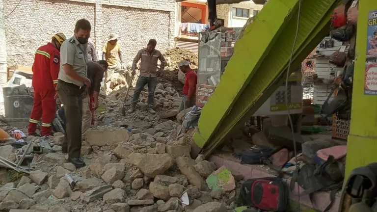 La escena en la que se produjo el colapso de un muro de adobe, en Quillacollo. Programa De Frente (Canal 44)