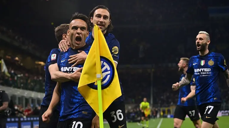 Lautaro Martínez y sus compañeros festejan una conquista del argentino, durante el triunfo del Inter sobre el Milan. Facebook Inter