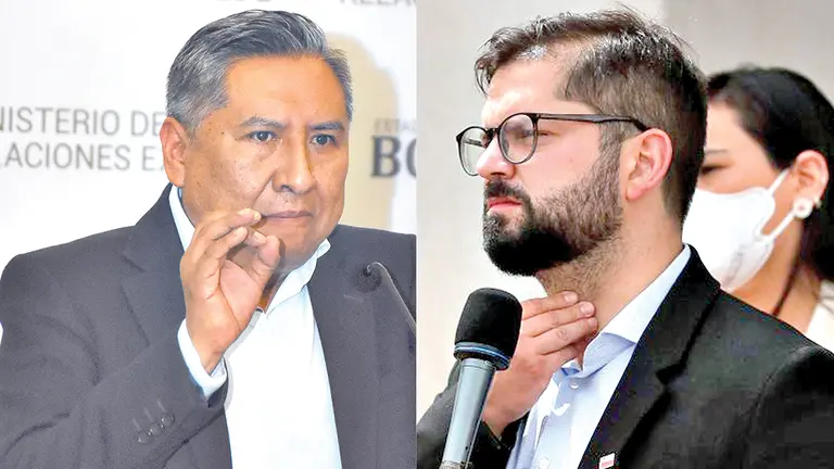 El canciller de Bolivia, Rogelio Mayta, y el presidente chileno, Gabriel Boric.	   ARCHIVO