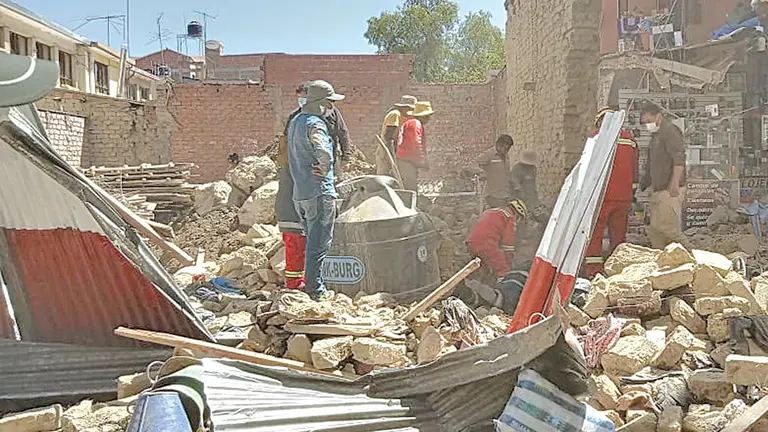 Polic&iacute;a, Bomberos y civiles en la propiedad donde cay&oacute; un muro, en Quillacollo.    PROGRAMA DE FRENTE (CANAL 44)