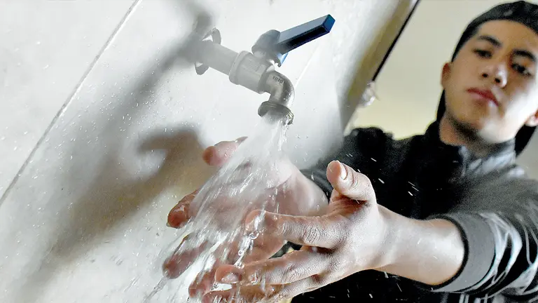 Agua potable en una vivienda de la ciudad de Cochabamba.   DICO SOL&Iacute;S