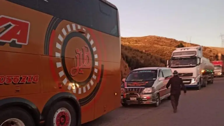 Veh&iacute;culos varados, a la altura de Sayari, ruta Cochabamba-Oruro. GENTILEZA FRECUENCIA POLICIAL