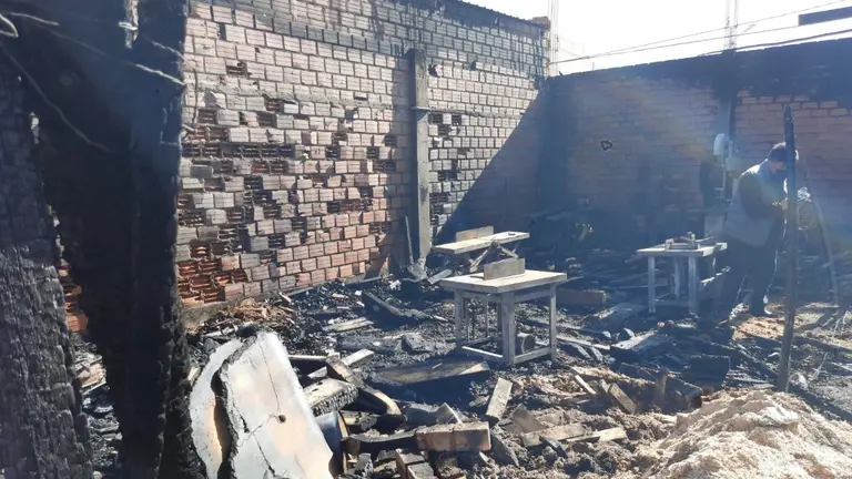 Una imagen del incendio registrado en una carpintería de El Alto. APG