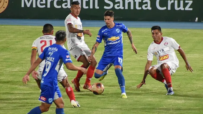 Patricio Rodríguez (c) traslada el balón durante la goleada 1-4 de Bolívar a Universitario de Vinto, en el estadio Félix Capriles. DICO SOLÍS