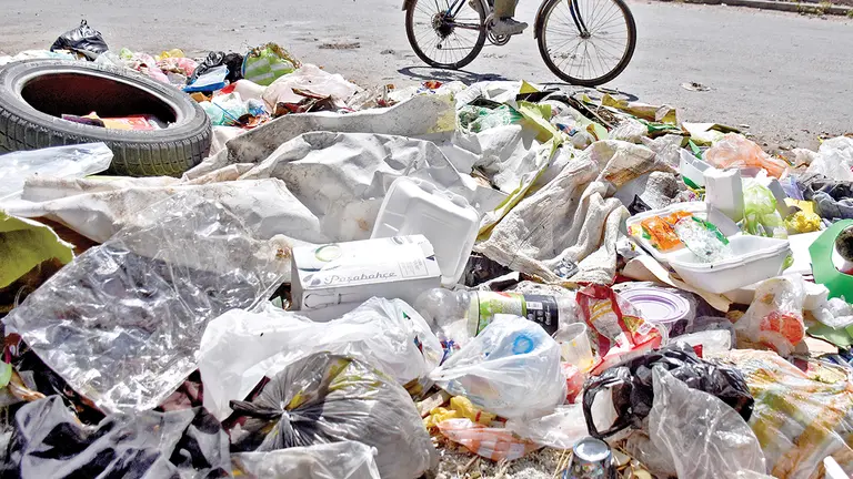 Foto referencial de basura acumulada./ DICO SOL&Iacute;S